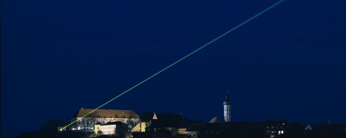 Der grüne Laserstrahl über Dachau zum 1200-Stadtjubiläurm.