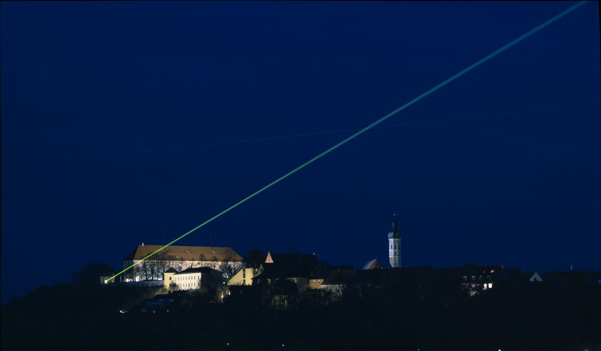 Der grüne Laserstrahl über Dachau zum 1200-Stadtjubiläurm.