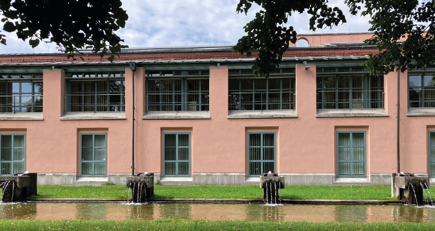 Sparkasse Dachau mit den typischen Sprossenfenstern.